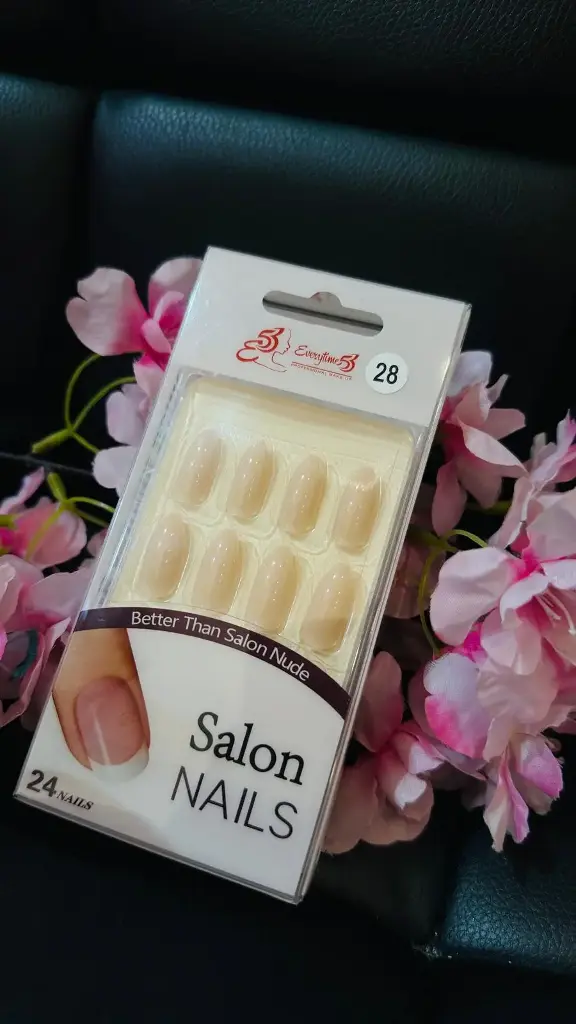 28 SALON NAILS