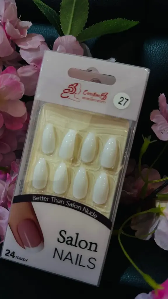 27 SALON NAILS